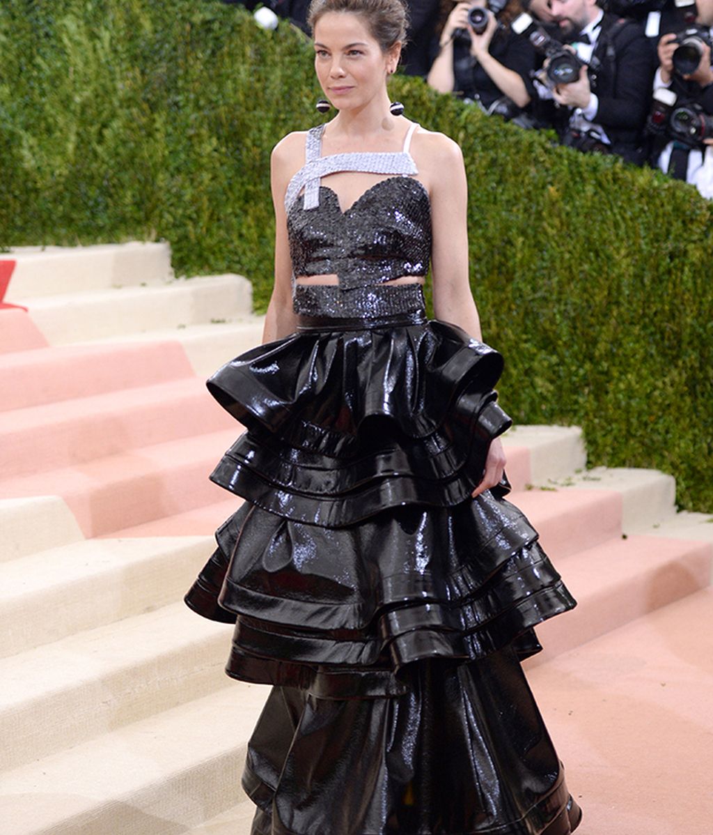 Michelle Monagan vestida de Rosie Assoulin