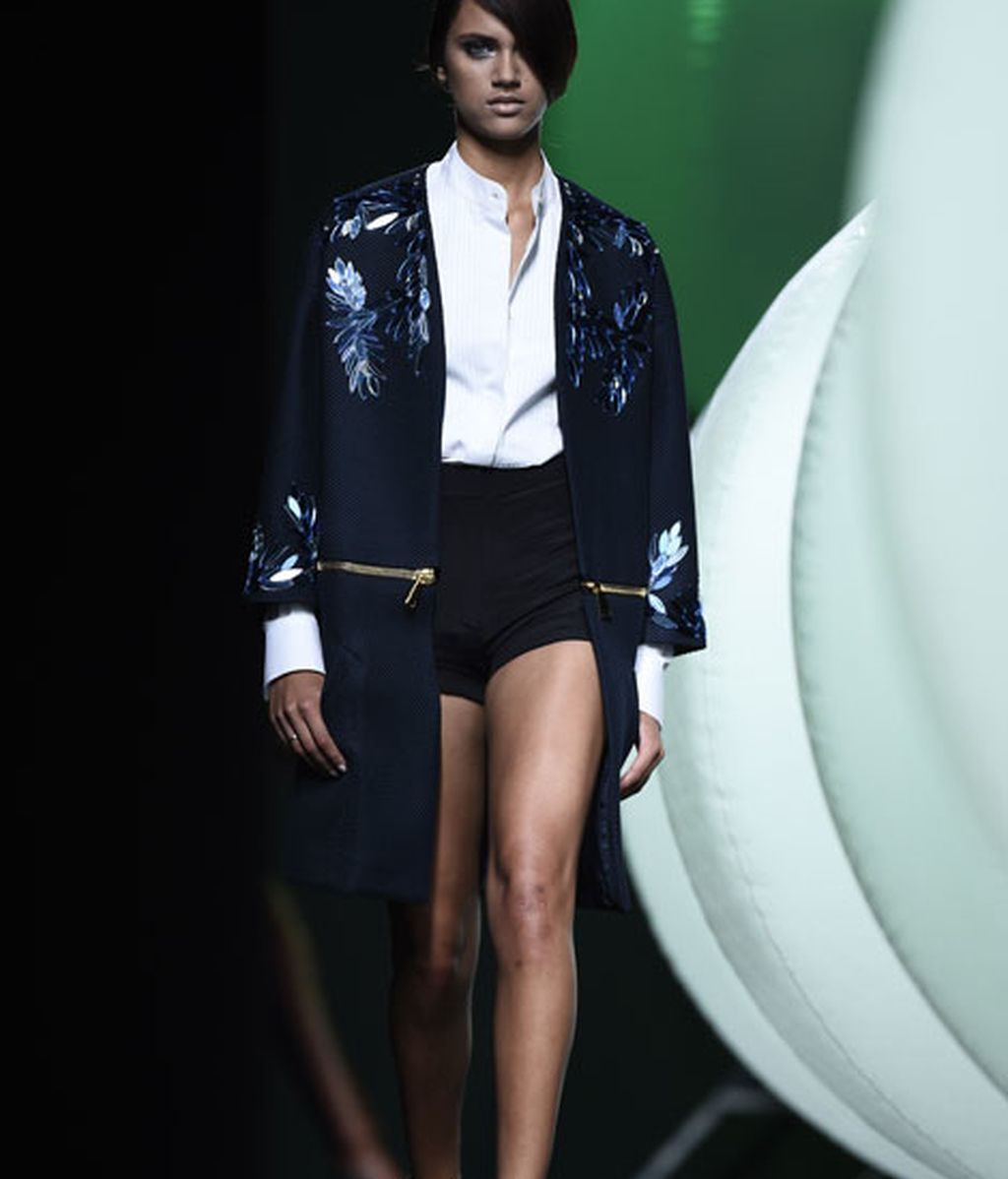 Bordados y drapeados rompen la geometría