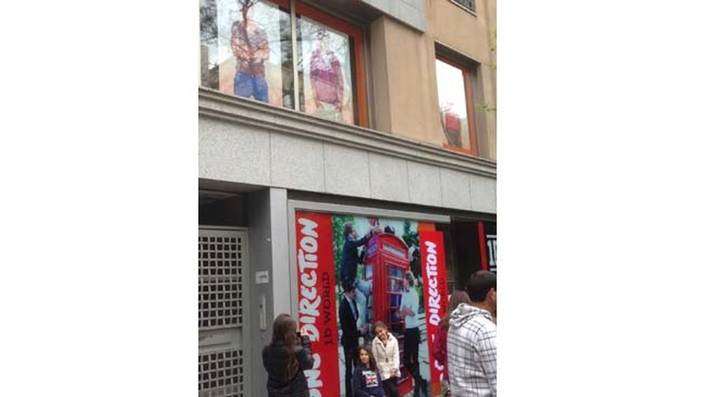 Locura a las puertas de la nueva tienda de ‘One Direction’ en Madrid
