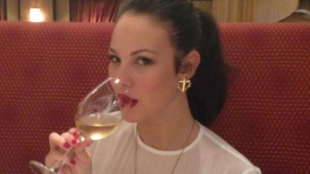 Jessica durante la cena del crucero