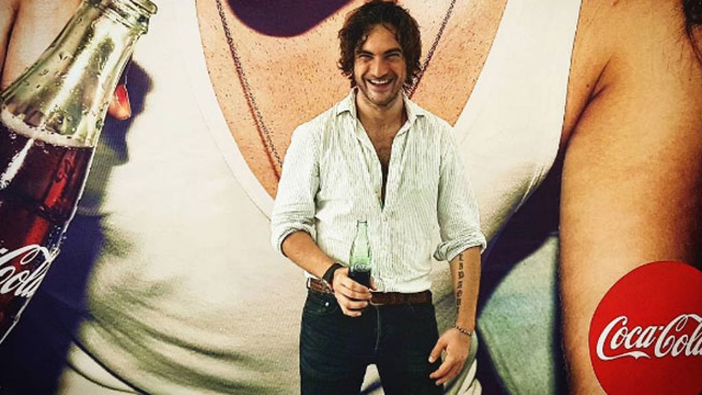 Fran Roldán, de El Viaje De Elliot, se refrescaba con Coca-Cola antes de salir a cantar