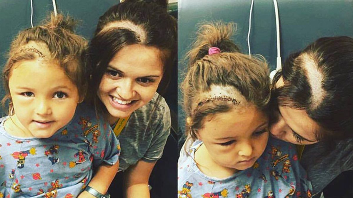 El emotivo gesto de una madre para acompañar a su hija tras ser operada de un tumor cerebral