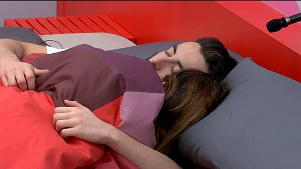 El vasco compartió cama con su amiga especial pero terminó durmiendo con Han