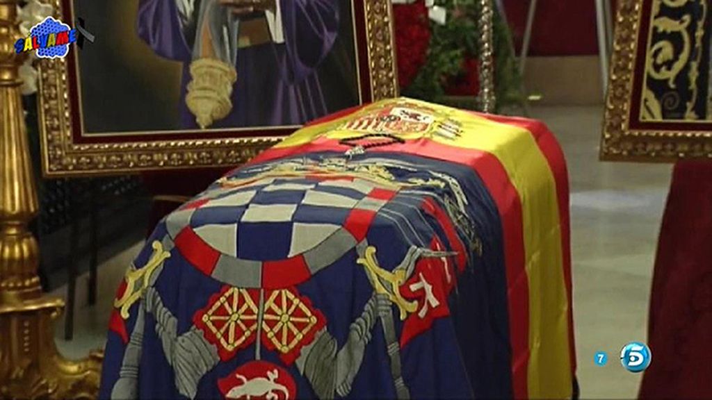 Multitud de personas acuden a la capilla ardiente