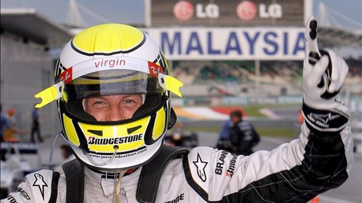 El piloto británico de Fórmula 1 Jenson Button, de Brawn GP, gesticula al término de la última sesión de entrenamientos libres, en el circuito de Sepang, a las afueras de Kuala Lumpur (Malasia). EFE