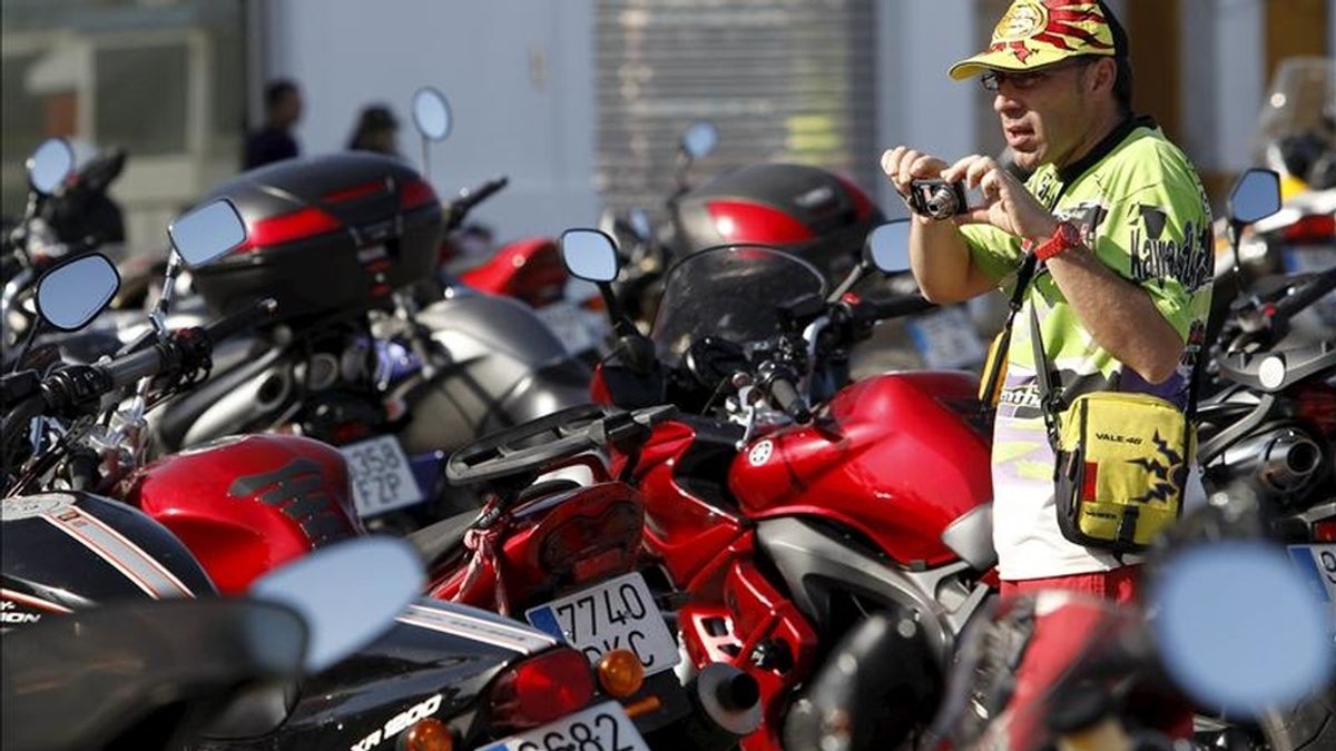 Un aficionado a las motos toma fotografías de las motocicletas aparcadas en las inmediaciones circuito de Jerez de la Frontera (Cádiz). EFE