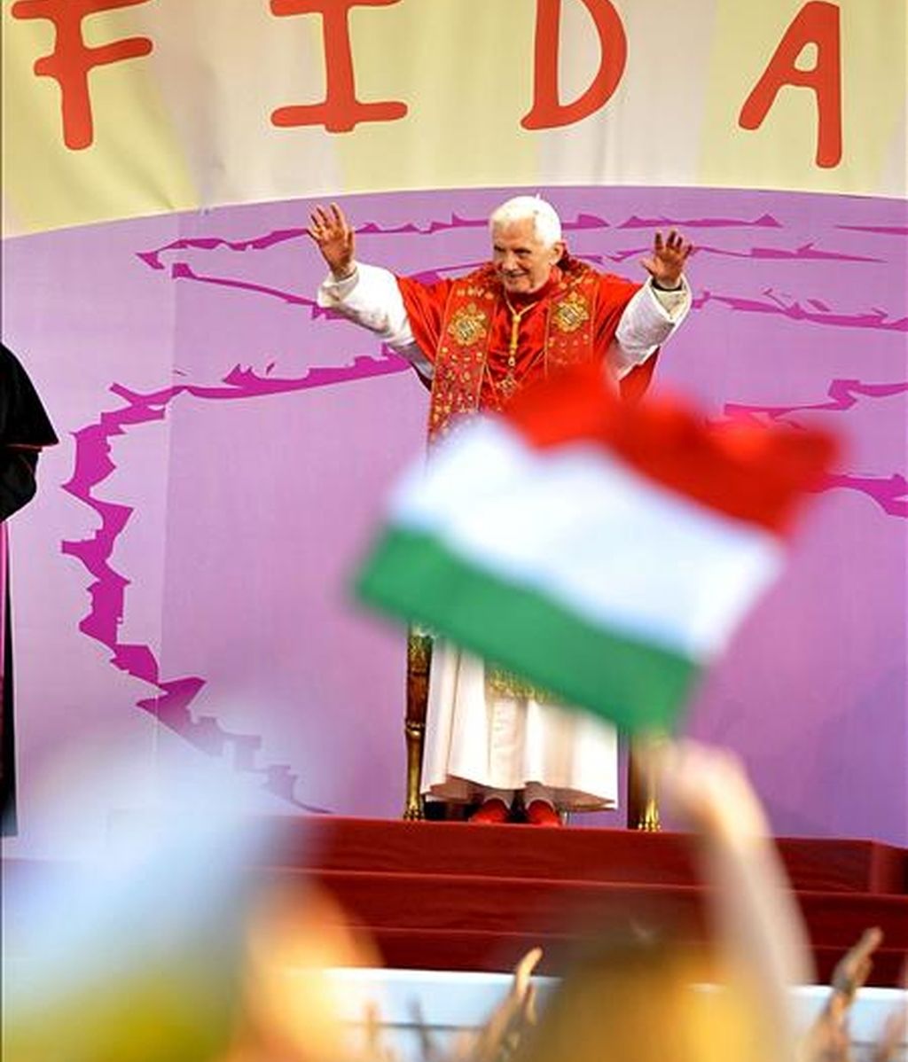 El papa Benedicto XVI (c) saluda durante su encuentro con miles de jóvenes en la plaza Politeama de Palermo, Sicilia (Italia). EFE El papa Benedicto XVI (c) saluda durante su encuentro con miles de jóvenes en la plaza Politeama de Palermo, Sicilia (Italia). EFE