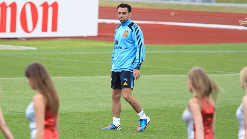 Un grupo de 'cheerleaders' animan el entreno de España