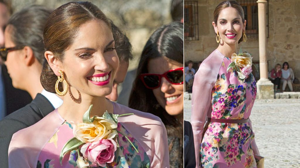 Eugenia Silva acudió con un floreado vestido rosa