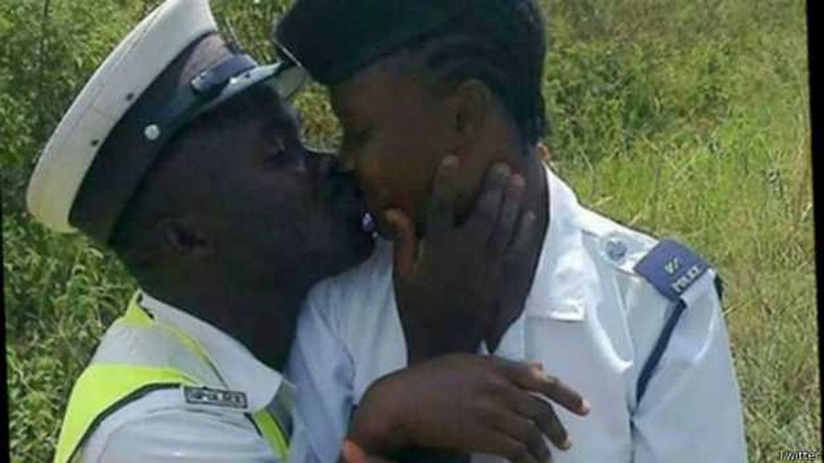 Un beso provoca el despido de tres policías