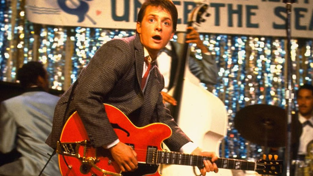 Marty McFly tocando la guitarra en regreso al futuro