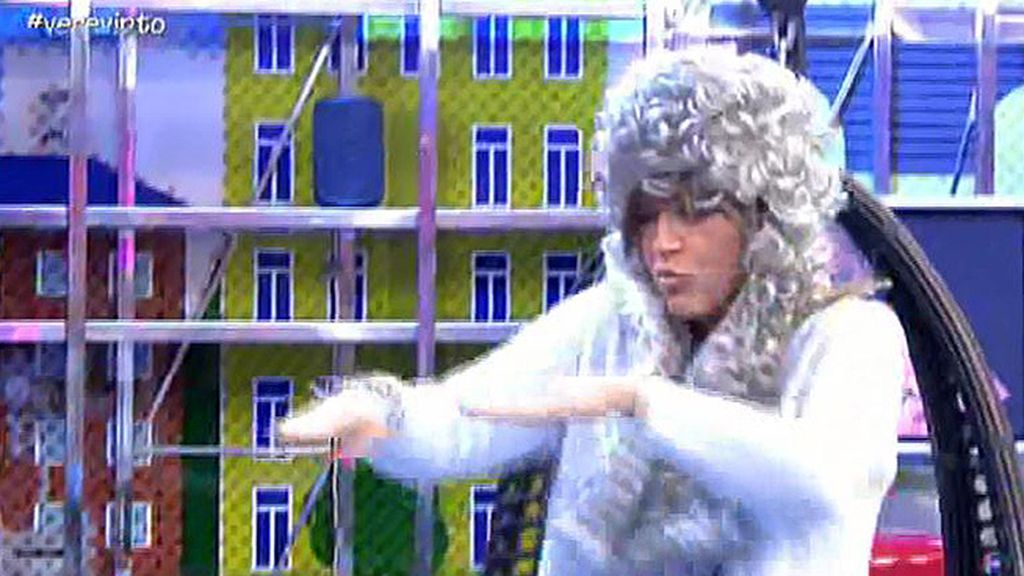 Lydia Lozano y Chelo Gª Cortés aprovechan para bailar un 'chuminero'