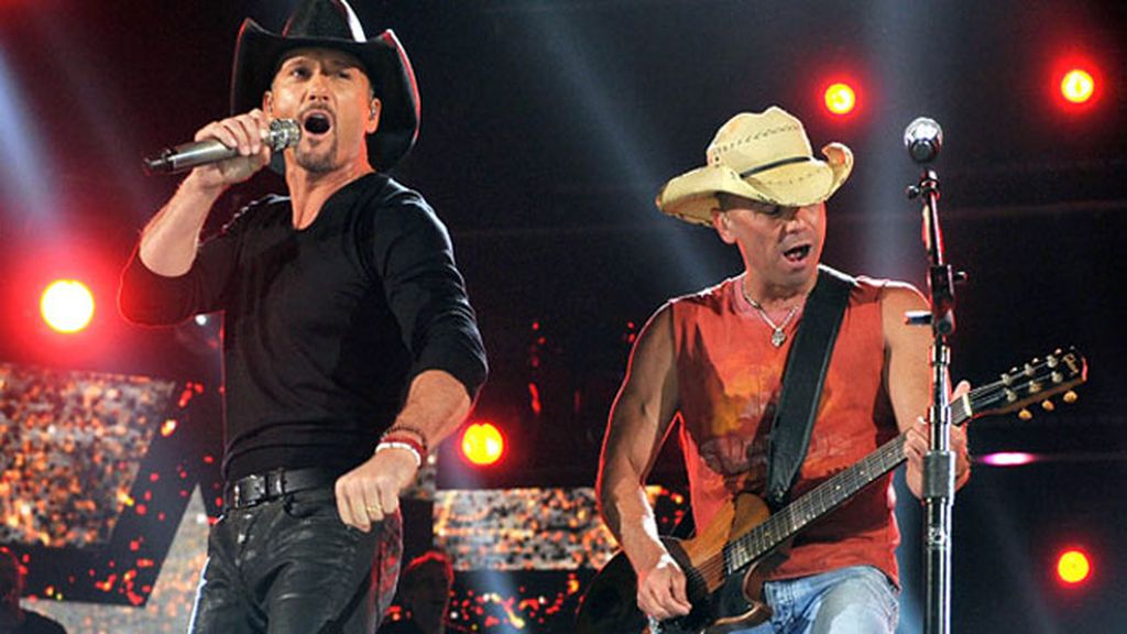 7. Las estrellas del country Kenny Chesney y Tim McGraw se embolsaron 96 millones