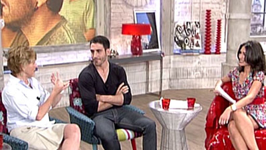 Mercedes se sienta emocionada junto a Miguel Ángel