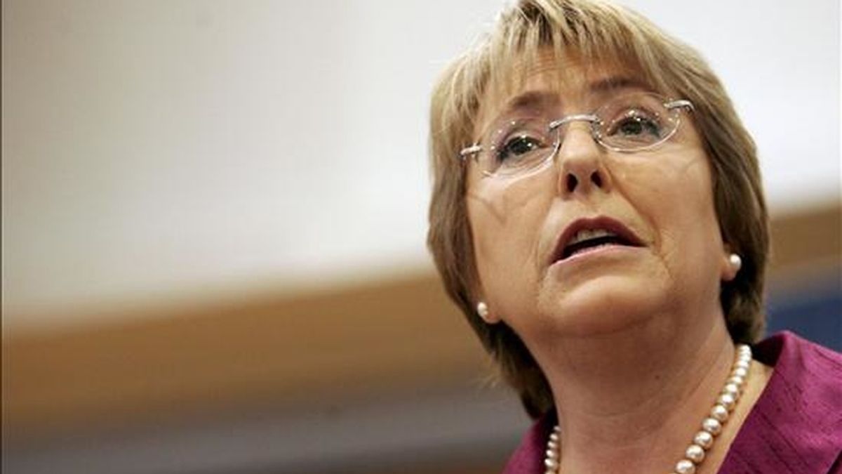 La presidenta chilena, Michelle Bachelet, hizo el jueves un llamamiento a las organizaciones sociales y a los medios de comunicación para que hagan un uso responsable de esta ley, que según dijo fue elaborada "para participar, no para obstruir". EFE/Archivo