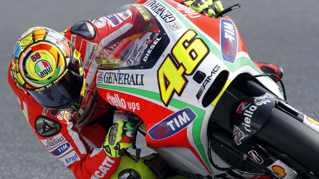 Valentino Rossi sale de una curva de Montmeló