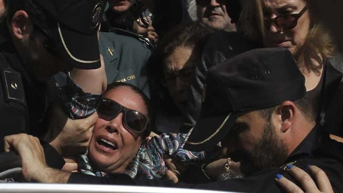Isabel Pantoja, arrollada por la multitud al salir de la Audiencia Provincial