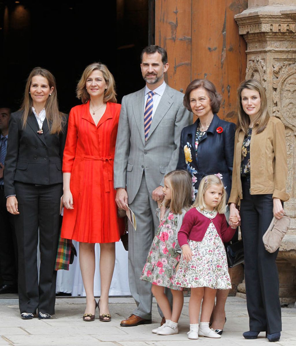 El Príncipe acude rodeado de las mujeres reales a la misa de Pascua