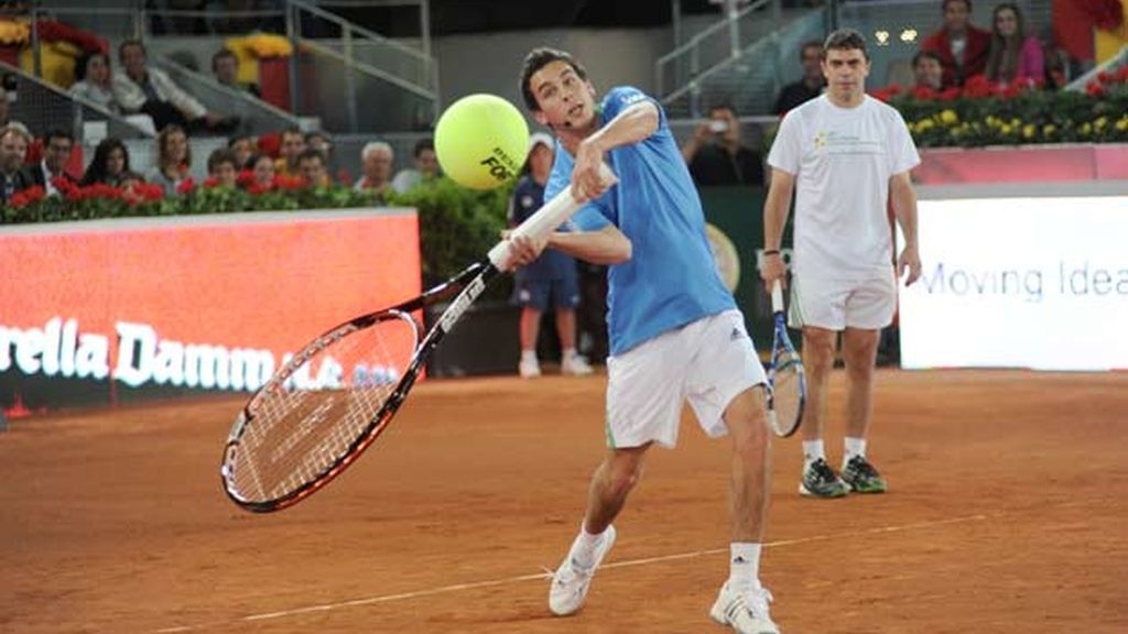 Miguel Ángel Silvestre y Mario Casas, tenistas solidarios