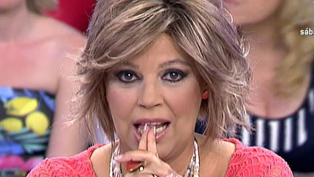 La presentadora abraza a la colaboradora