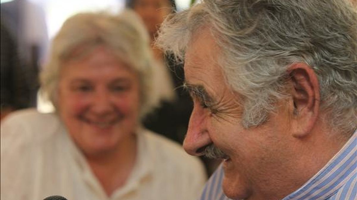 Lucía Topolansky (i), senadora y esposa del mandatario José Mujica (d), participan del acto en el cual Topolansky asume como la primera presidenta en la historia de Uruguay, debido a la partida de Mujica a España y ante la ausencia del vicepresidente de la República, Danilo Astori. EFE