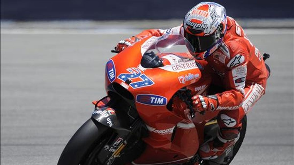 El corredor del equipo Ducati, Casey Stoner, toma una curva hoy, sábado 24 de julio de 2010, durante las prácticas clasificatorias del Moto GP, Red Bull, que se disputa en el circuito de Laguna Seca, ubicado en Monterrey (CA, EE.UU.). EFE