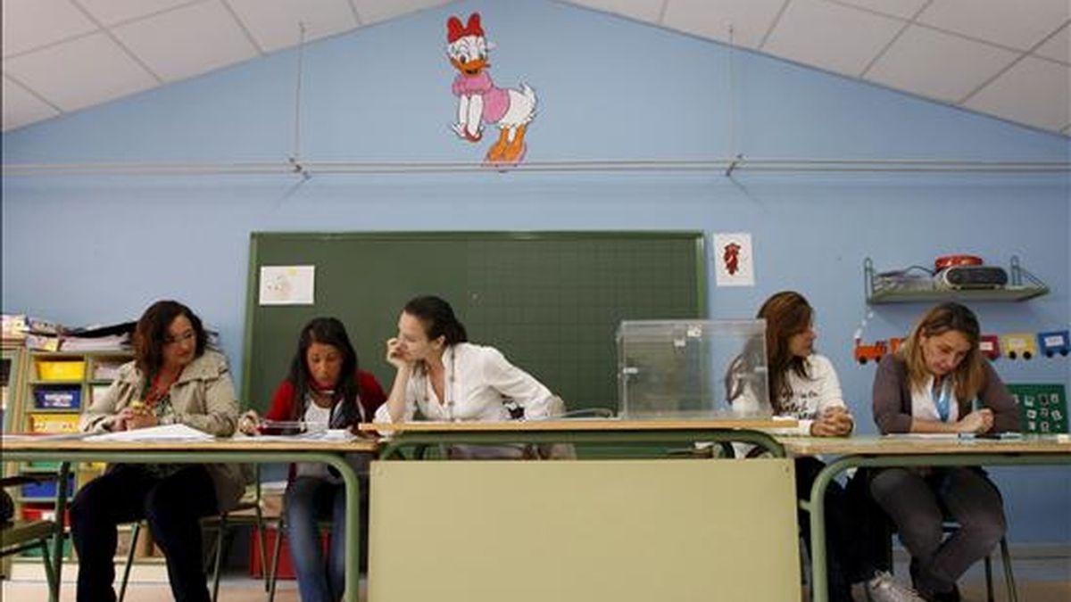 Las integrantes de una mesa electoral del colegio José Bergamín de Boadilla del Monte (Madrid). EFE