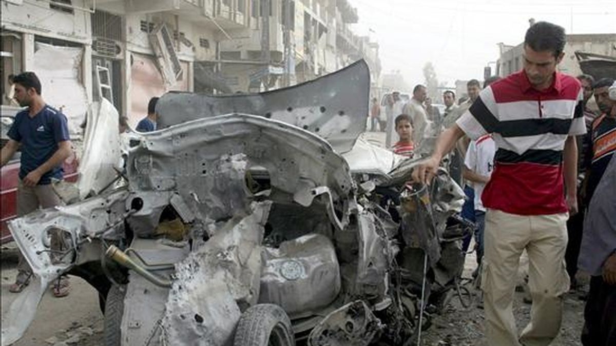 Iraquíes comprueban los daños en un vehículo tras los enfrentamientos entre soldados estadounidenses y milicianos iraquíes en Sadr City, Bagdad, el 28 de abril de 2008. EFE/Archivo