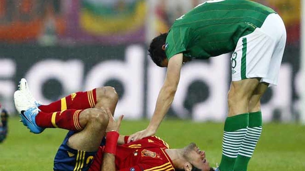 Busquets se duele de un golpe tras recibir una falta de Keith Andrews