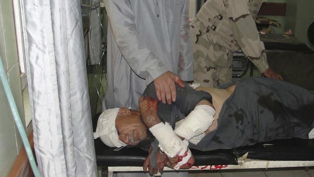 Un iraquí recibe asistencia médica en un hospital de Kirkuk, al norte de Irak. El país vive un repunte de la violencia con ataques dirigidos contra objetivos chiíes y fuerzas de seguridad