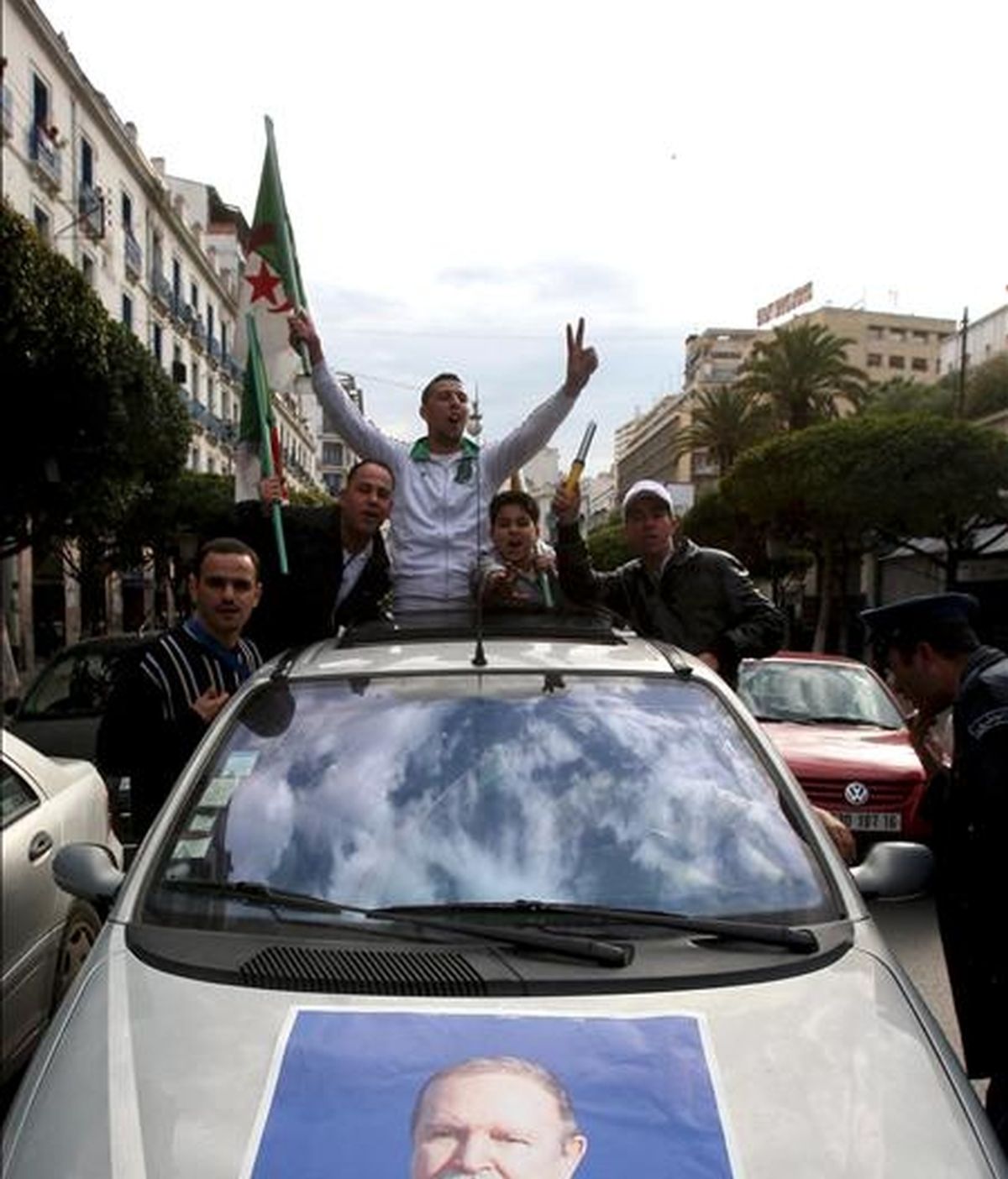 Argelinos celebran la reelección de Abdelaziz Buteflika como presidente de Argelia, hoy en Argel.  EFE