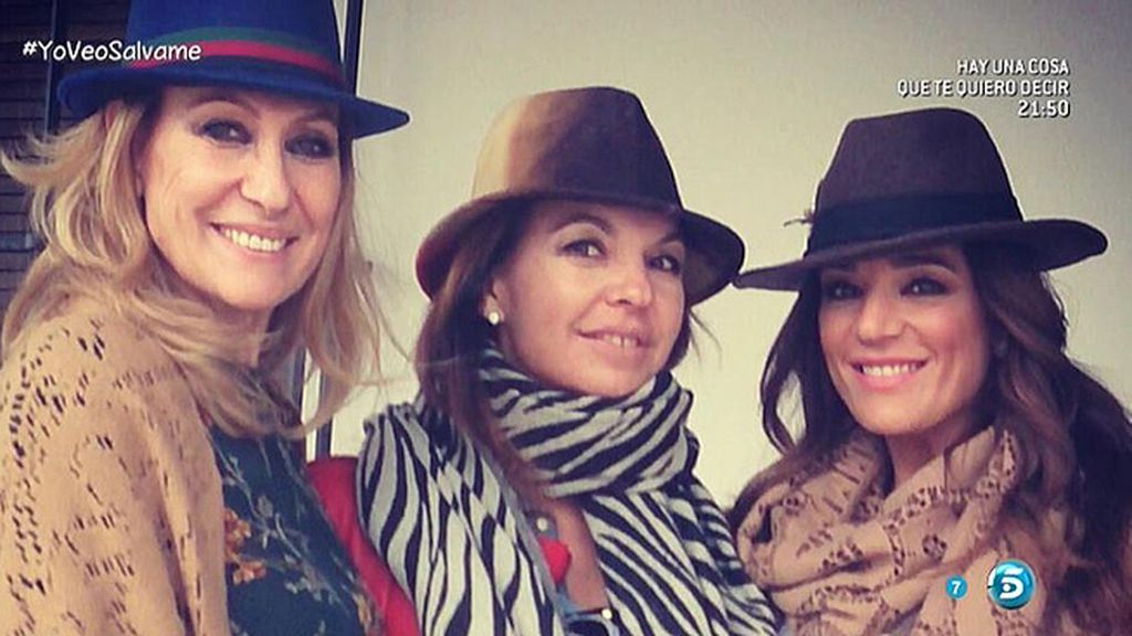 Los colaboradores bromean con los sombreros que ambas lucían