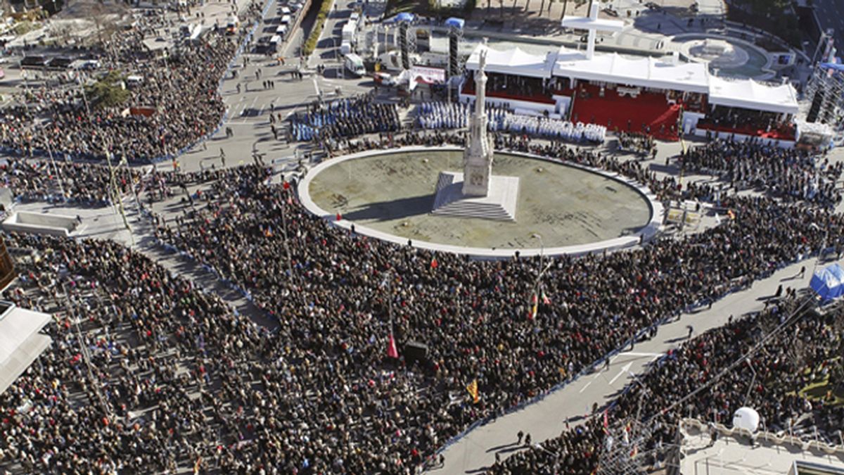 Decenas de miles de personas defienden en la Plaza de Colón la familia cristiana