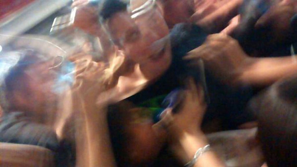 Sus fans le recibieron en el aeropuerto como a una auténtica estrella