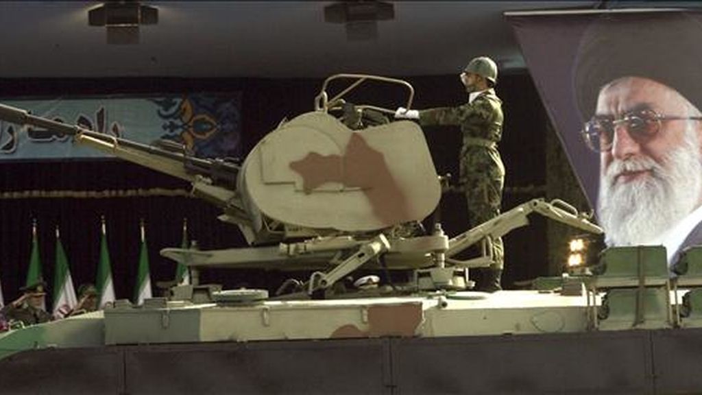 Desfile militar organizado con motivo del Día del Ejército, en Teherán (Irán), el 18 de abril de 2009. Durante el evento, El presidente iraní, Mahmoud Ahmadinejad, aseguró que ningún país se atrevería a atacar Irán, en respuesta a las especulaciones de que el nuevo gobierno israelí, liderado por Benjamin Netanyahu, podría atacar el país por sus aspiraciones nucleares. EFE