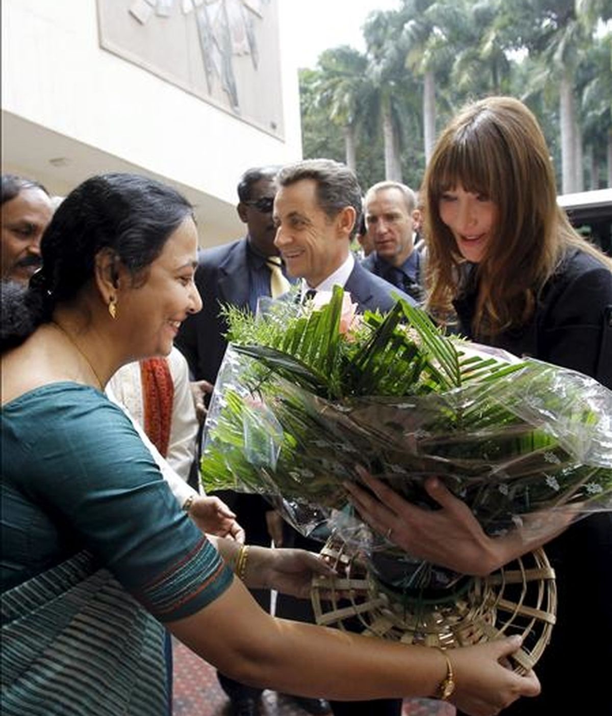 El presidente francés, Nicolás Sarkozy (c), junto a la primera dama francesa, Carla Bruni (d), que recibe un arreglo floral, llegan a una visita en la Organización india de Investigación Espacial (ISRO), en Bangalore (India), hoy, 4 de diciembre de 2010. EFE