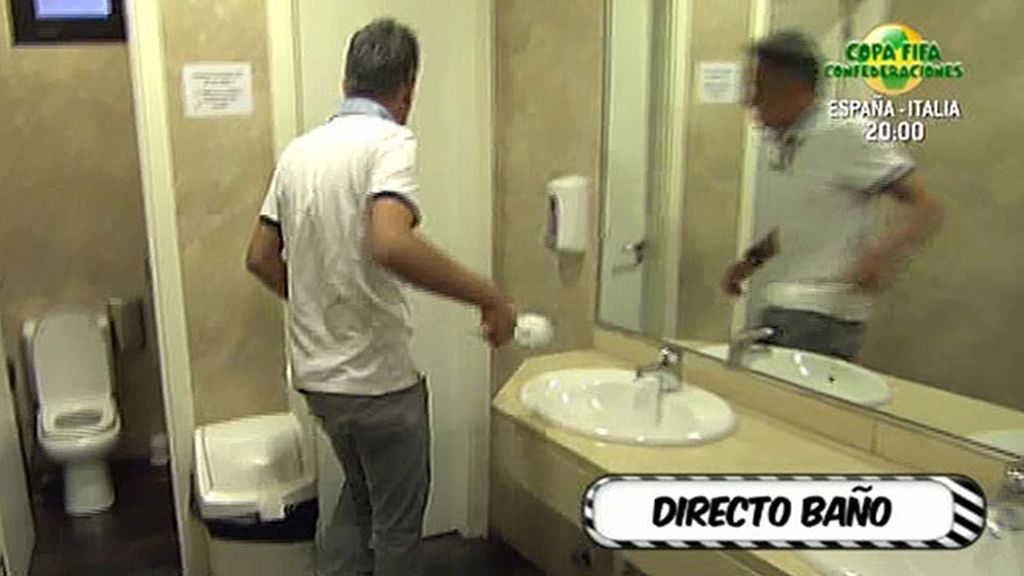 Los colaboradores intentaban que Yurena saliera del baño y alguién sacó la escobilla...