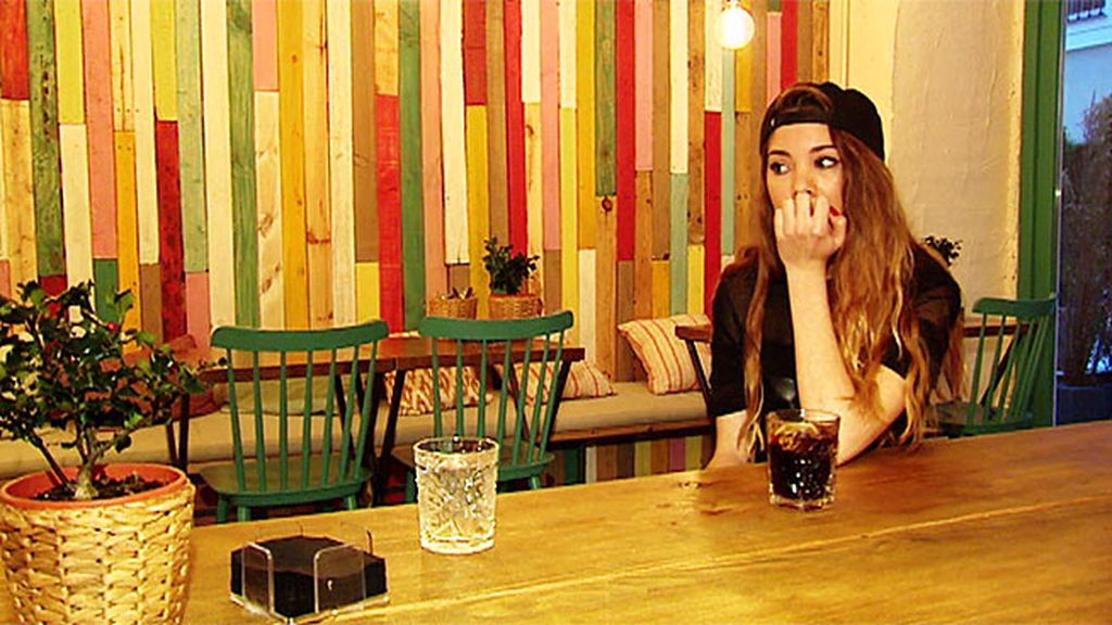 Julen le enseña a Margareth el video del delito