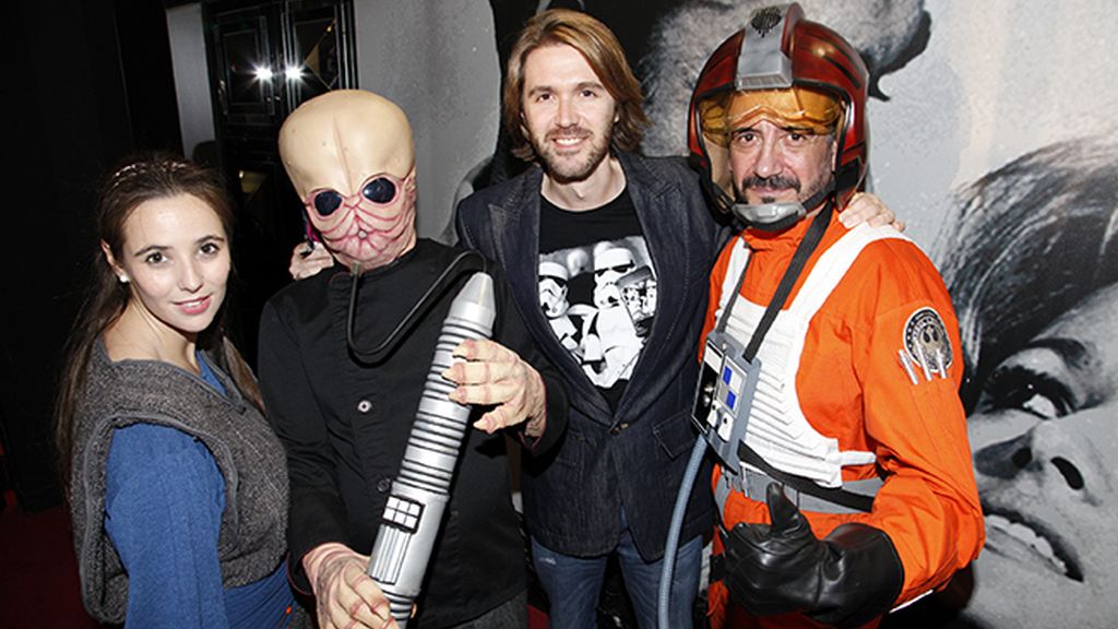 Manuel Velasco rodeado de algunos de los famosos personajes de "Star Wars"