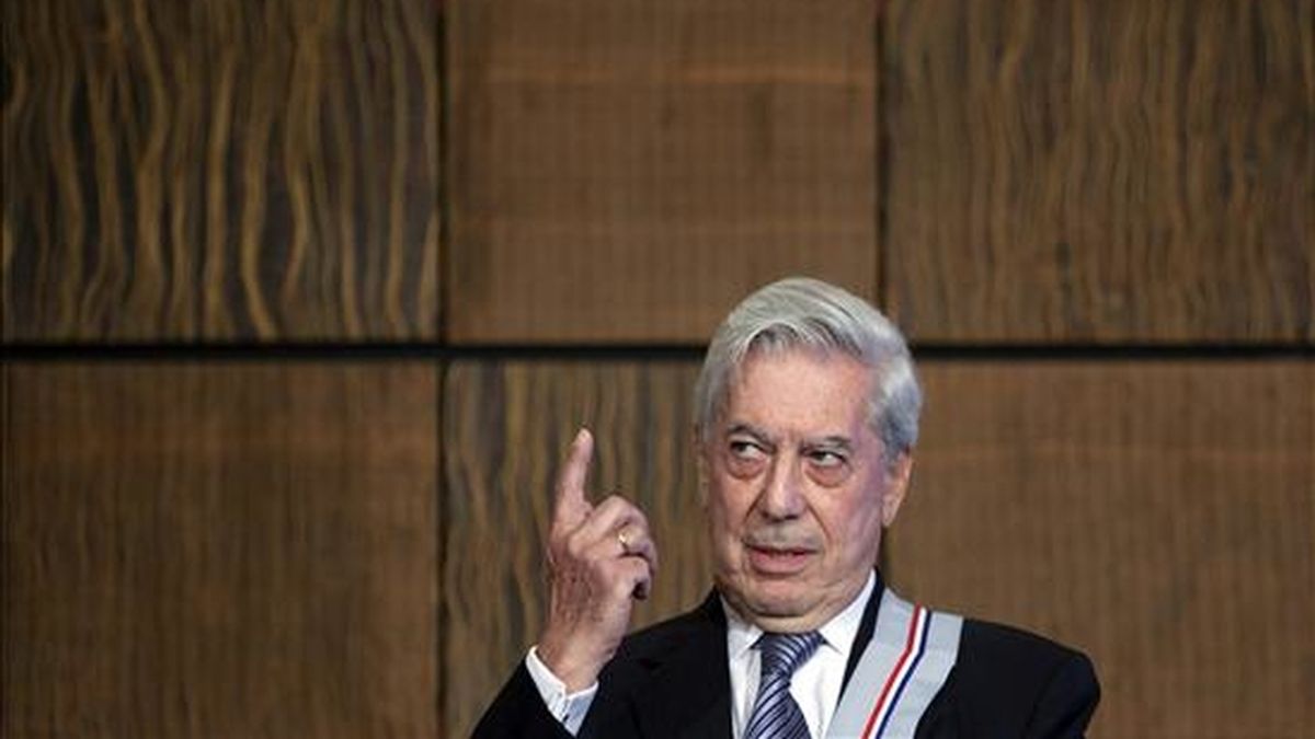 Otro que escogió las cálidas playas dominicanas para descansar fue el Premio Nobel de Literatura 2010 Mario Vargas Llosa, quien llegó al país el pasado 28 de diciembre junto a su familia. EFE/Archivo