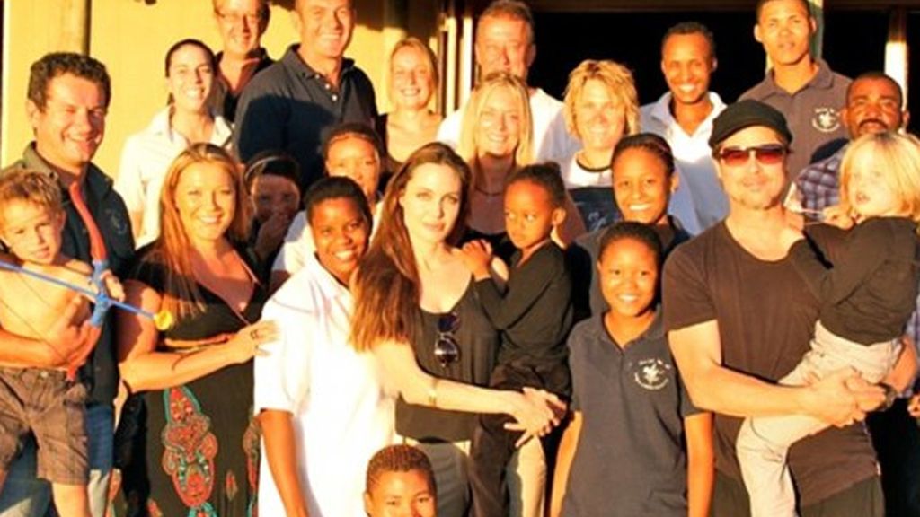 La nueva 'Gossip girl', Elizabeth Hurley, contra el cáncer de mama