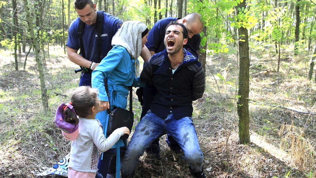Policías húngaros arrestan a una familia siria tras entrar en el país