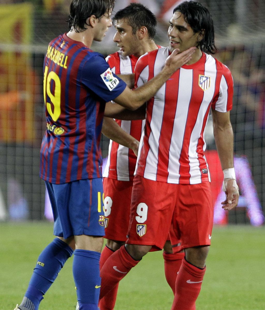 El jugador del Barcelona Maxwell con el jugador del Atlético de Madrid Falçao