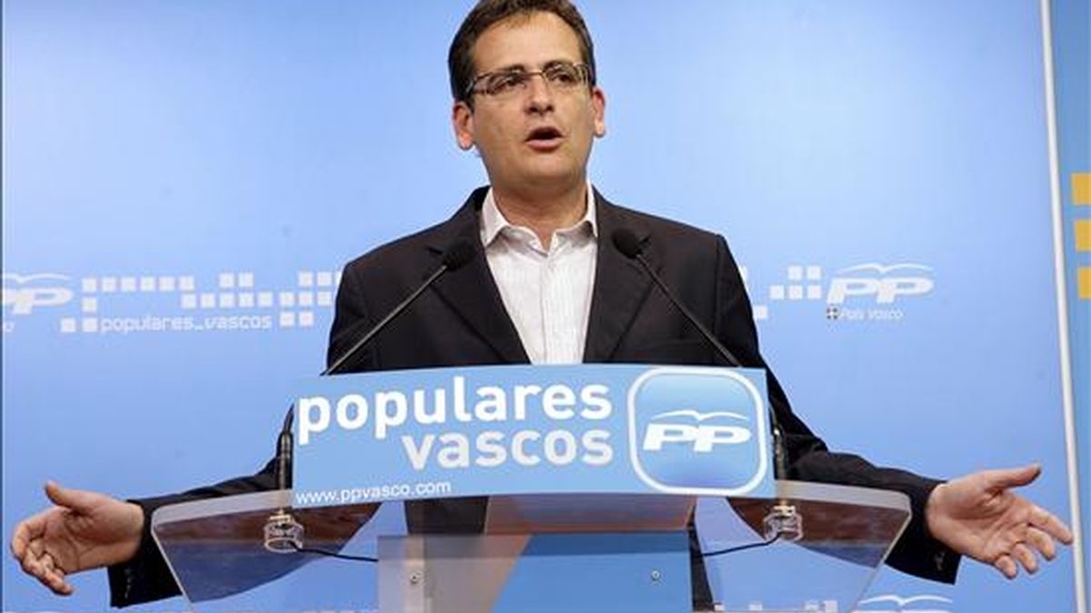 El presidente del PP en el País Vasco, Antonio Basagoiti, durante la rueda de prensa ofrecida esta mañana en Bilbao para analizar los resultados de las elecciones al Parlamento Europeo en Euskadi. EFE/Archivo