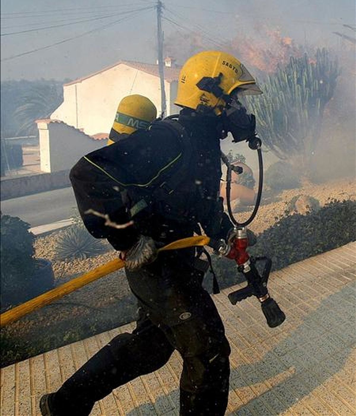 Un bombero trabaja en el incendio que se declaró el pasado 24 de enero en el municipio de La Nucia (Alicante). EFE/Archivo