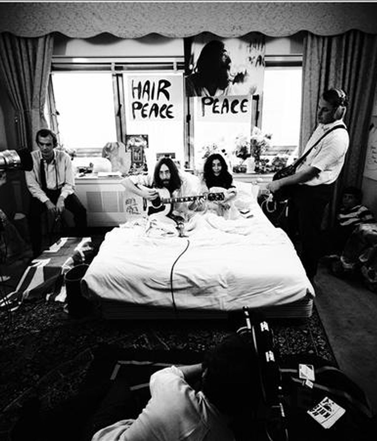 Reproducción de la foto titulada "En la cama" tomada por Gerry Deiter, donde se ve a Yoko Ono y John Lennon tocando la guitarra acústica en pijama en una cama en un hotel de Montreal en 1969. EFE
