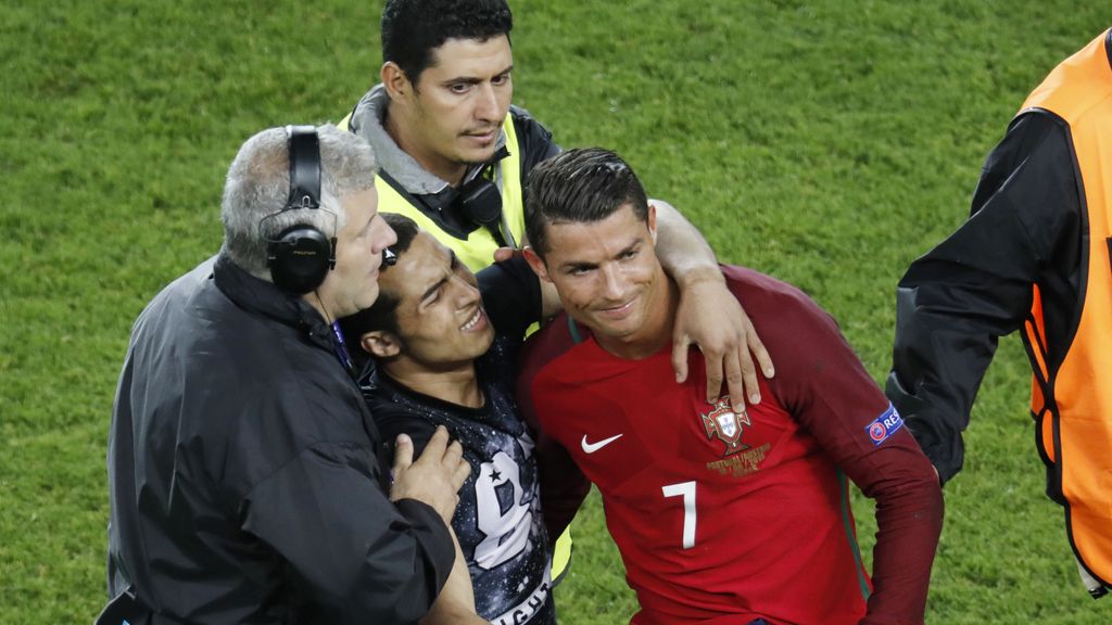 Cristiano aparca su cabreo por fallar el penalti y se hace un selfie con un espontáneo