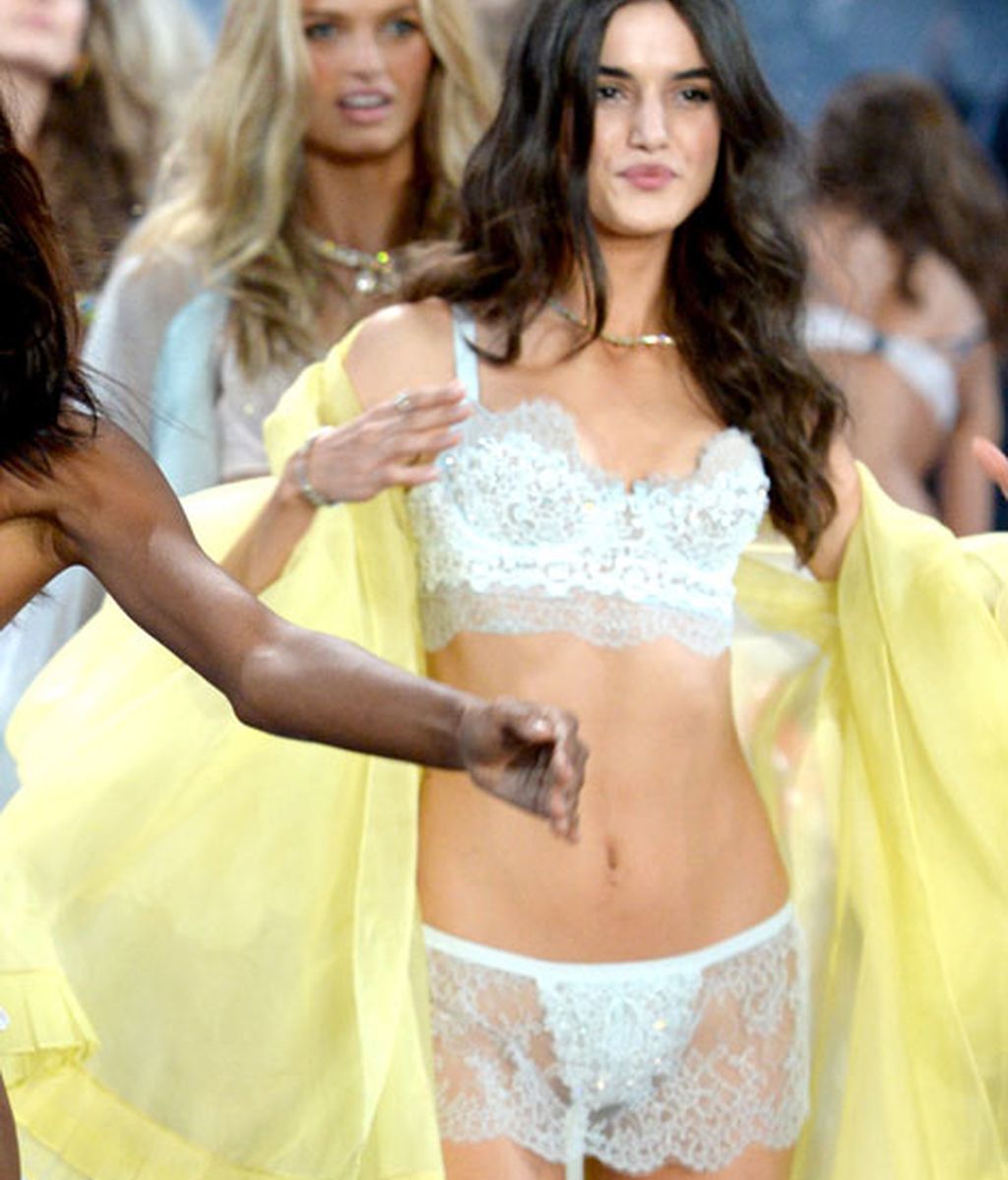 Plumas, dorado y encaje: los 'ángeles' de Victoria's Secret vuelan en el desfile