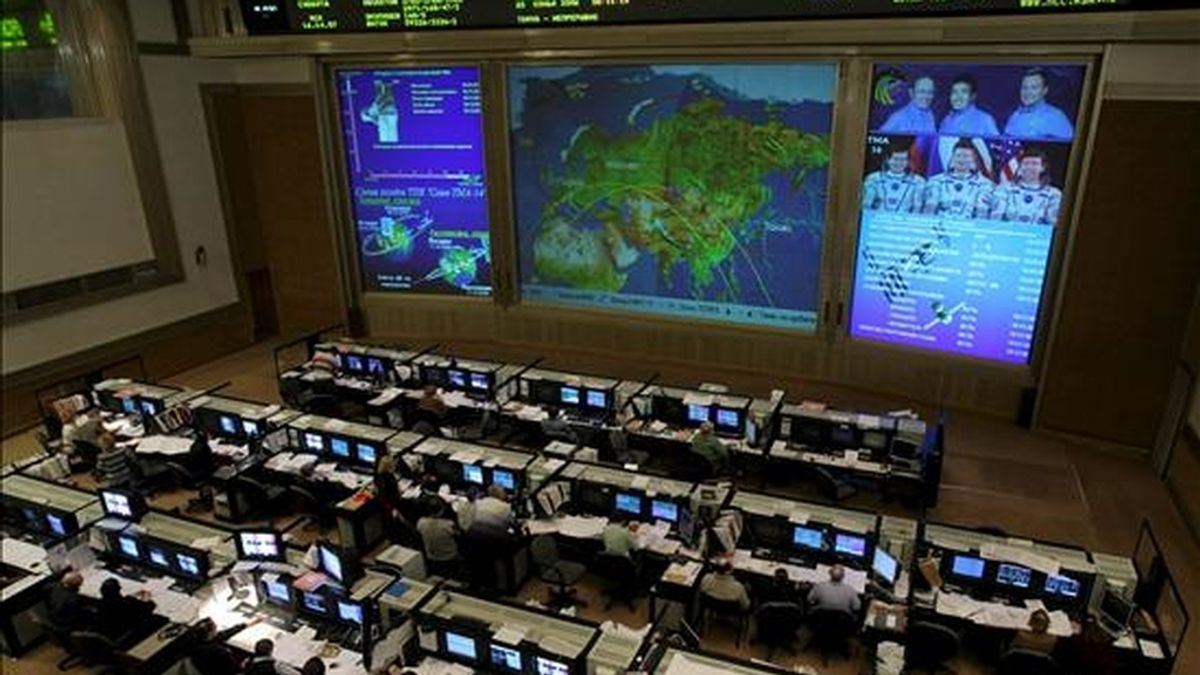 Vista general de la sala del centro de control espacial ubicado en Korolyov, a las afueras de Moscú, Rusia, desde donde se sigue el acoplamiento de la nave rusa Soyuz-TMA-14 a la Estación Espacial Internacional. EFE