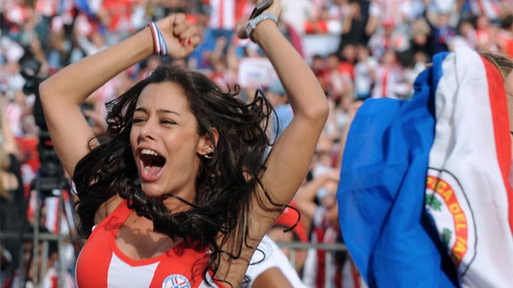 La modelo Larissa Riquelme se emociona con la Albirroja